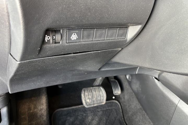 Grå Peugeot 2008 fra 2023