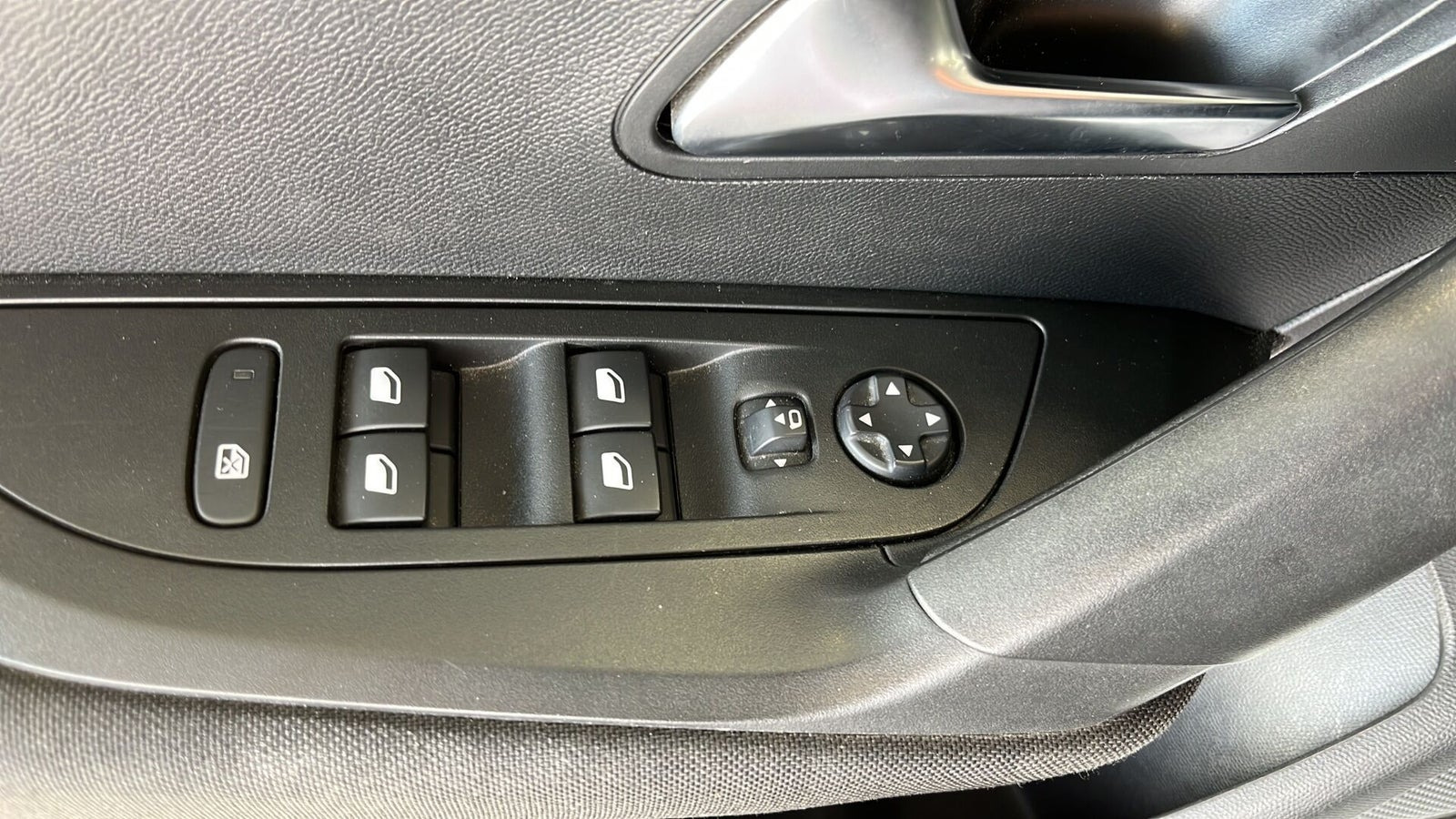 Grå Peugeot 2008 fra 2023