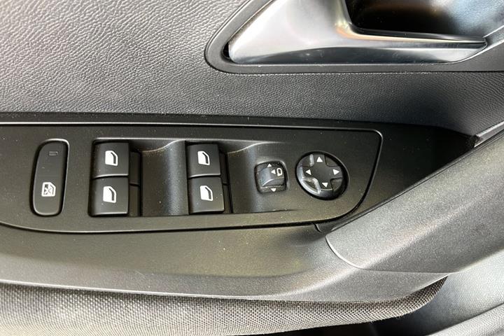 Grå Peugeot 2008 fra 2023