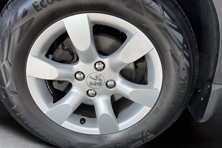 Grå Peugeot 2008 fra 2023