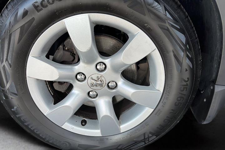 Grå Peugeot 2008 fra 2023