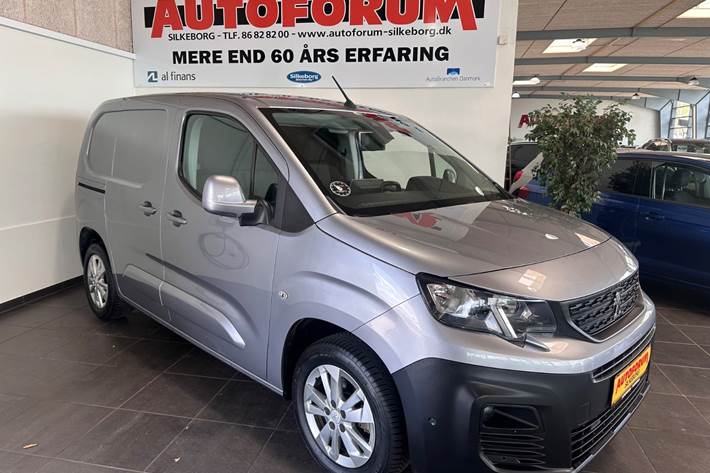 Grå Peugeot Partner fra 2020 set udefra