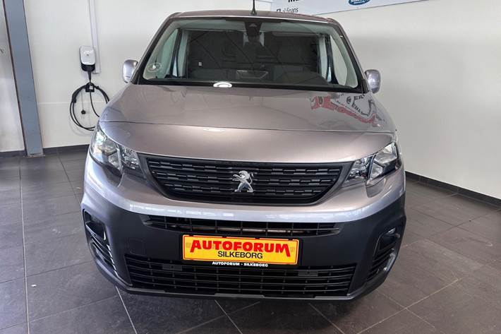 Grå Peugeot Partner fra 2020
