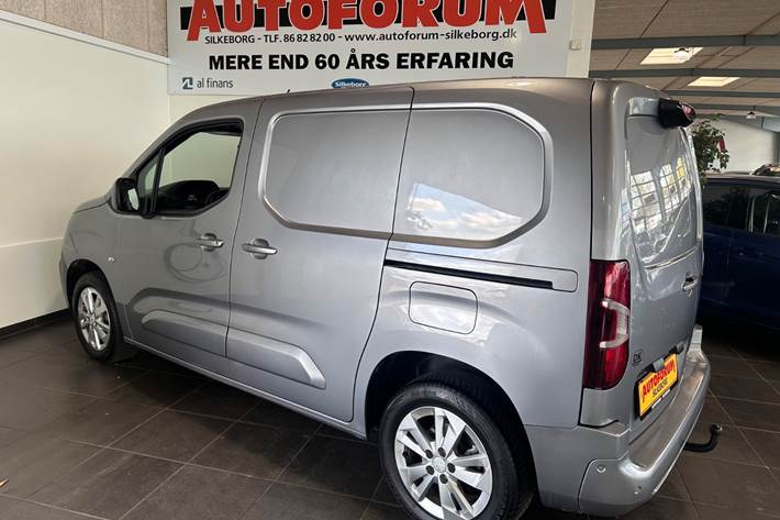 Grå Peugeot Partner fra 2020
