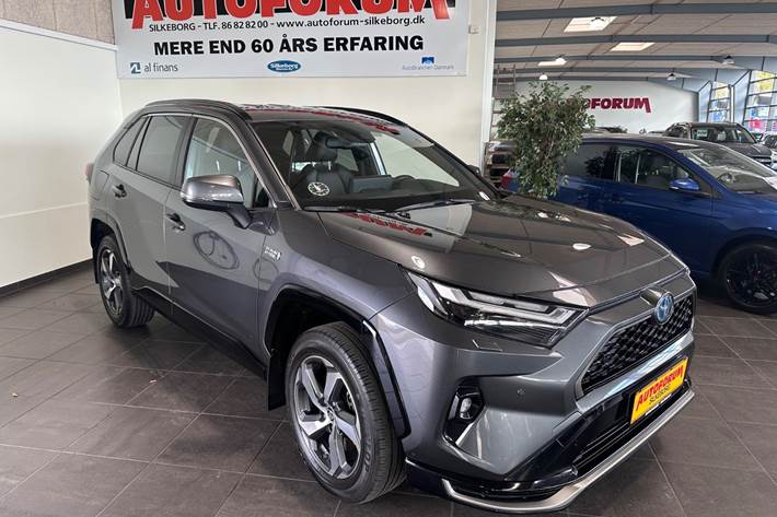 Grå Toyota RAV4 fra 2024 set udefra