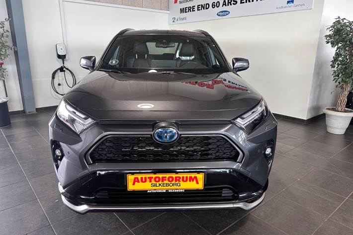 Grå Toyota RAV4 fra 2024