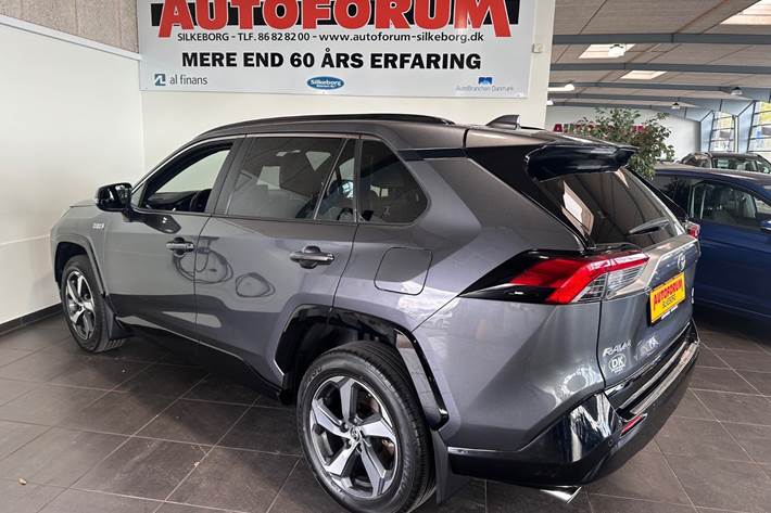 Grå Toyota RAV4 fra 2024