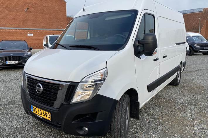 Beige Nissan Interstar fra 2023