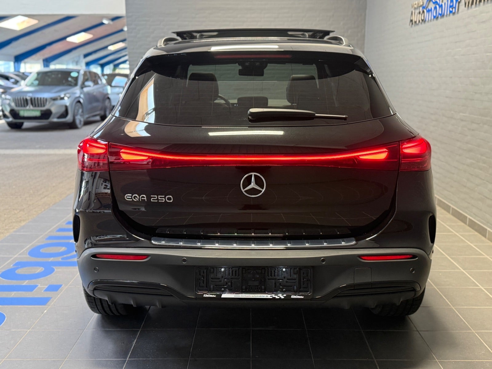 Sort Mercedes EQA250 fra 2025 set udefra