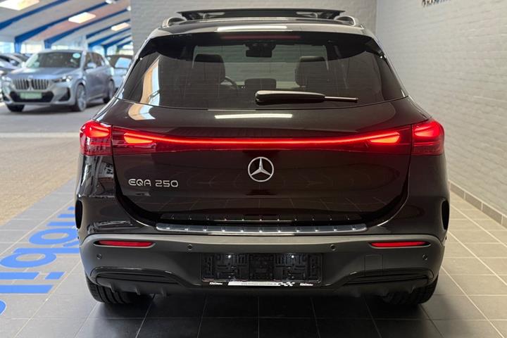 Sort Mercedes EQA250 fra 2025 set udefra
