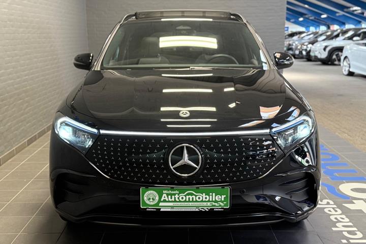 Sort Mercedes EQA250 fra 2025 set udefra