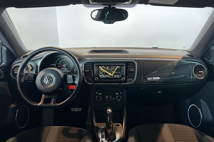Hvid VW The Beetle fra 2012 set indefra