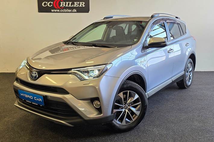 Grøn Toyota RAV4 fra 2017 set udefra
