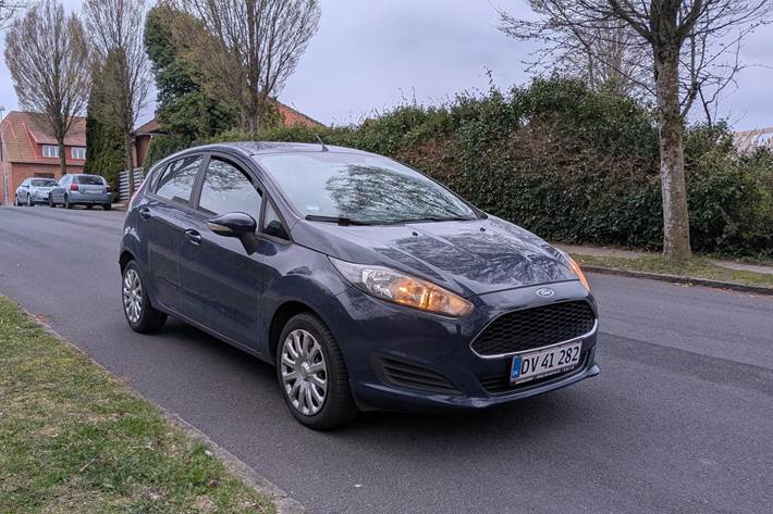 Blå Ford Fiesta fra 2016