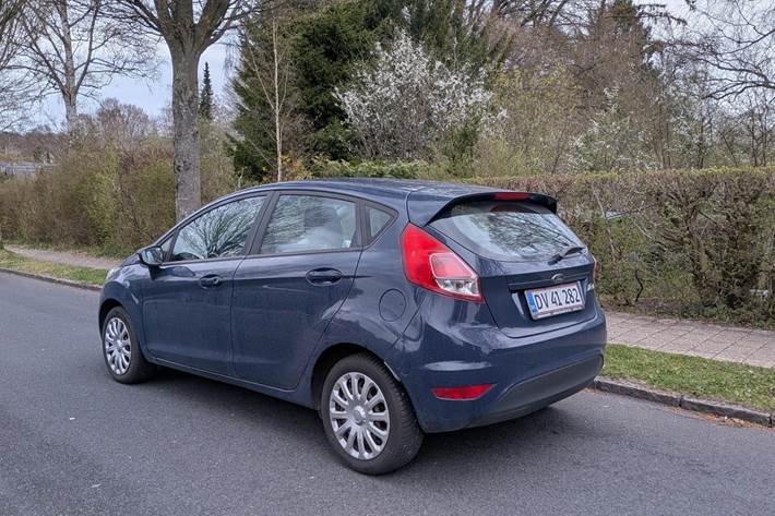 Blå Ford Fiesta fra 2016