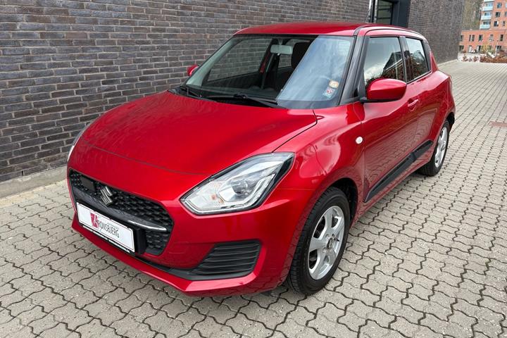 Rød Suzuki Swift fra 2021 set udefra
