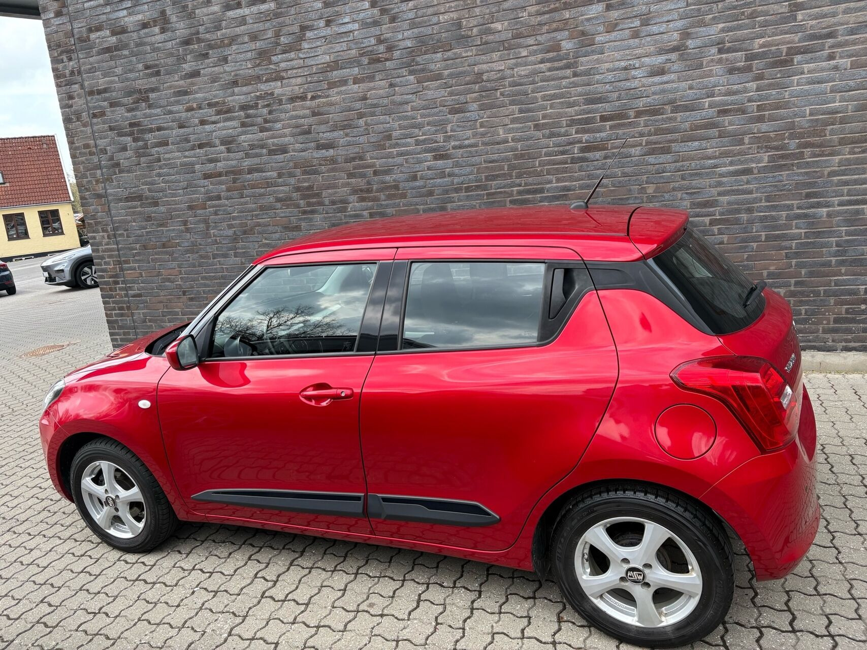 Rød Suzuki Swift fra 2021