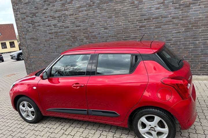 Rød Suzuki Swift fra 2021