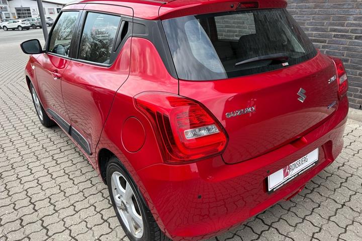 Rød Suzuki Swift fra 2021