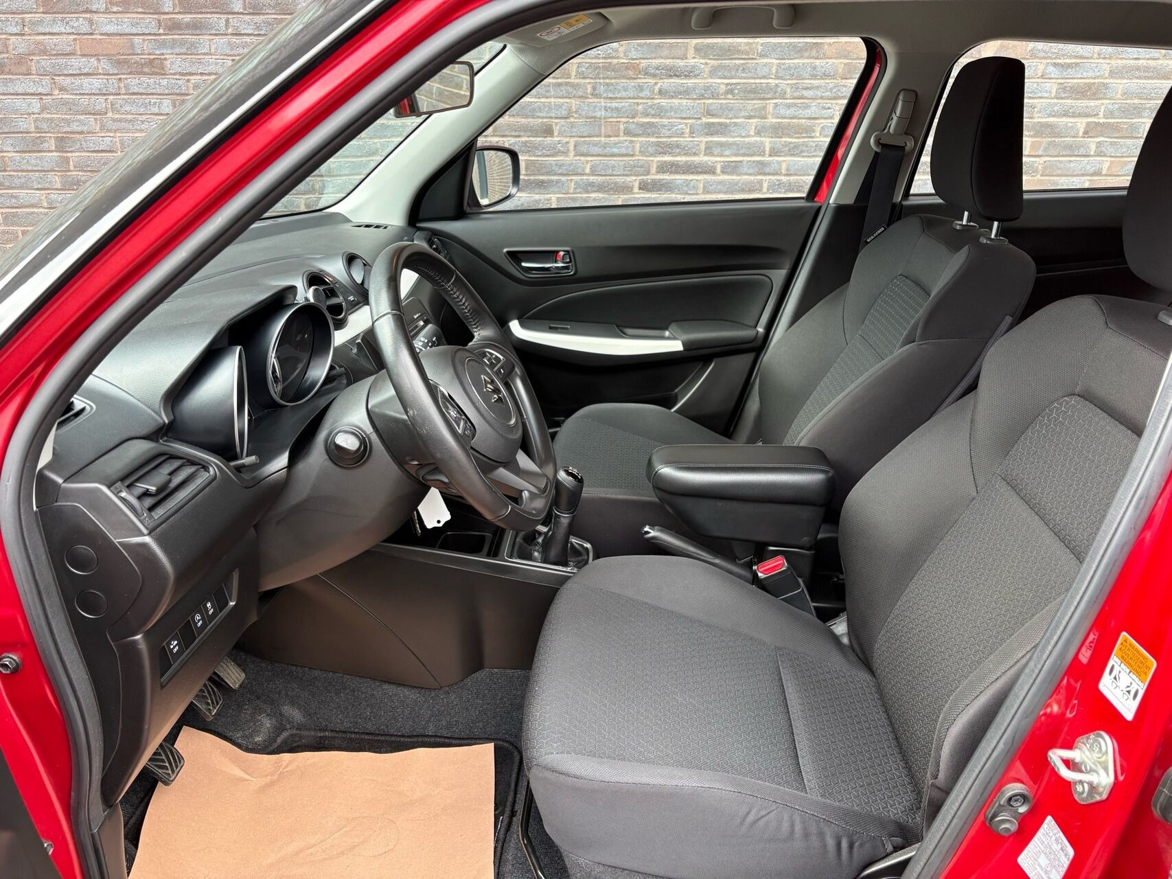 Rød Suzuki Swift fra 2021