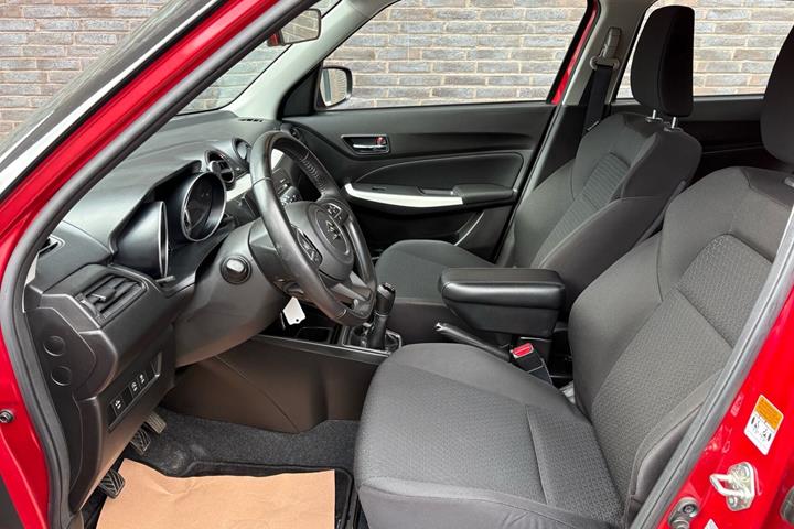 Rød Suzuki Swift fra 2021