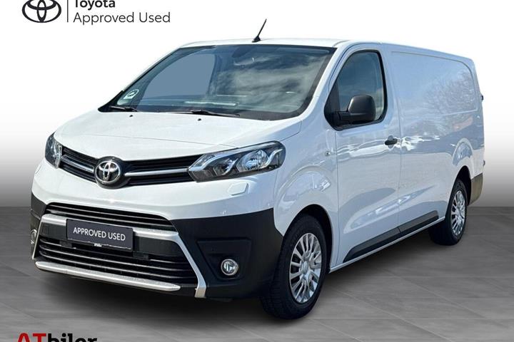 Hvid Toyota ProAce fra 2023 set udefra