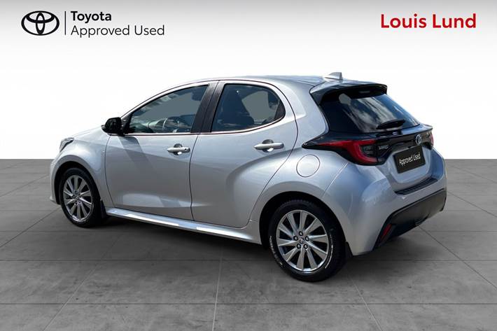Sølv Toyota Yaris fra 2023