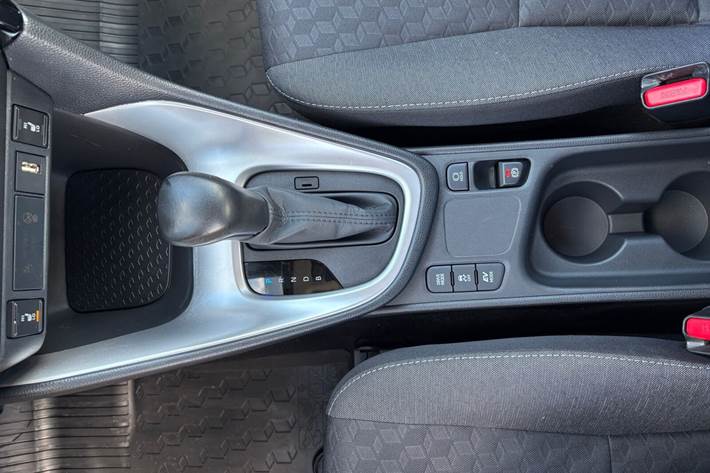 Sølv Toyota Yaris fra 2023