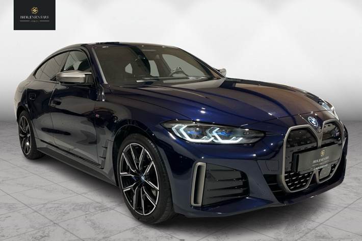 Blå BMW i4 fra 2023 set udefra