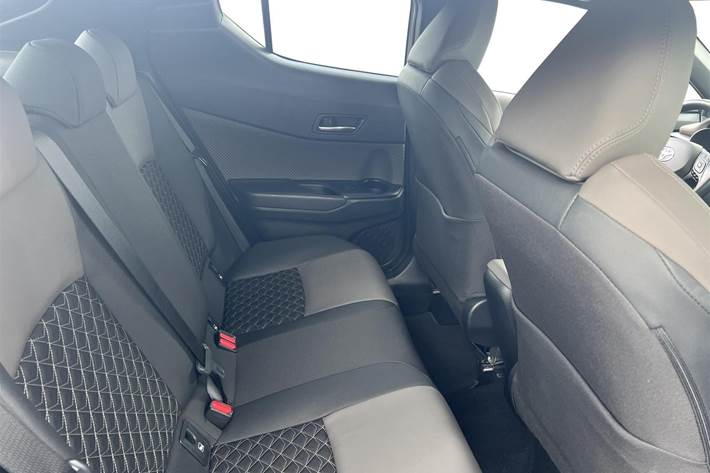 Sort Toyota C-HR fra 2023