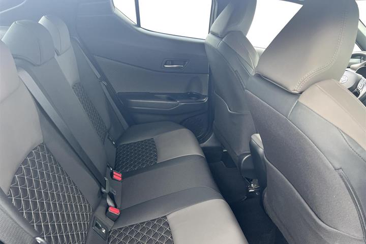Sort Toyota C-HR fra 2023