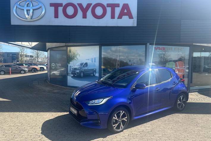Blå Toyota Yaris fra 2025