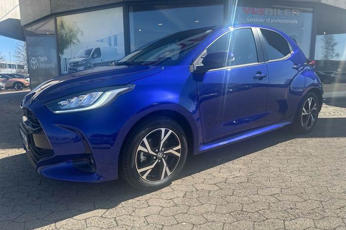 Blå Toyota Yaris fra 2025