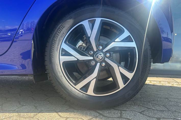 Blå Toyota Yaris fra 2025