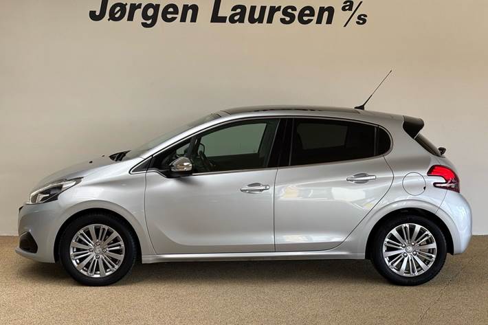 Sølv Peugeot 208 fra 2018
