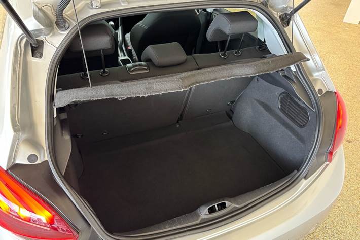 Sølv Peugeot 208 fra 2018