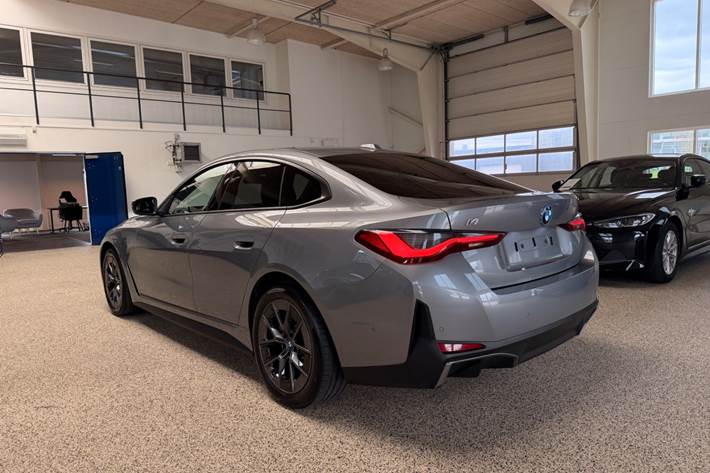 Grå BMW i4 fra 2022