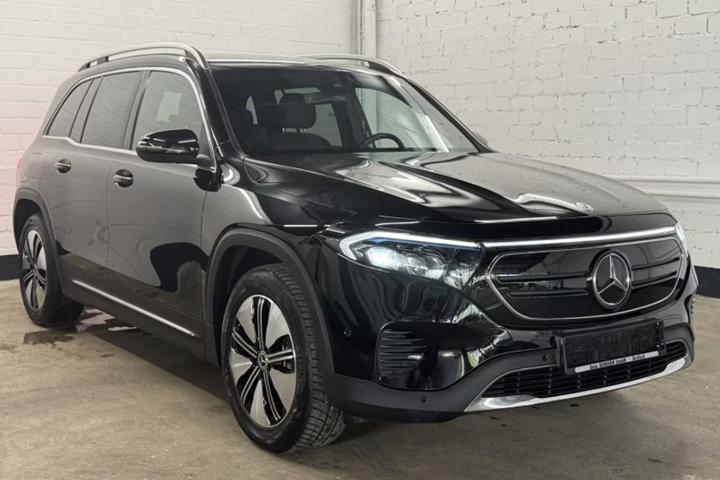 Sort Mercedes EQB250+ fra 2023 set udefra