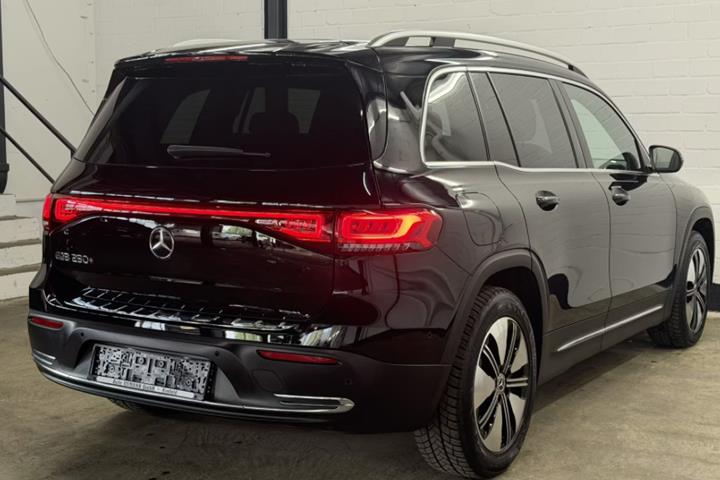 Sort Mercedes EQB250+ fra 2023
