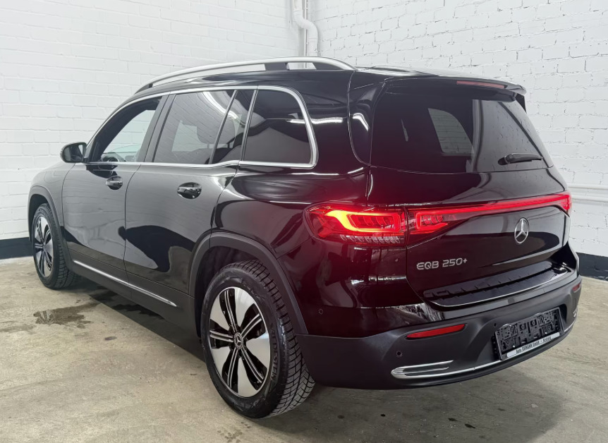 Sort Mercedes EQB250+ fra 2023