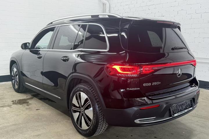 Sort Mercedes EQB250+ fra 2023