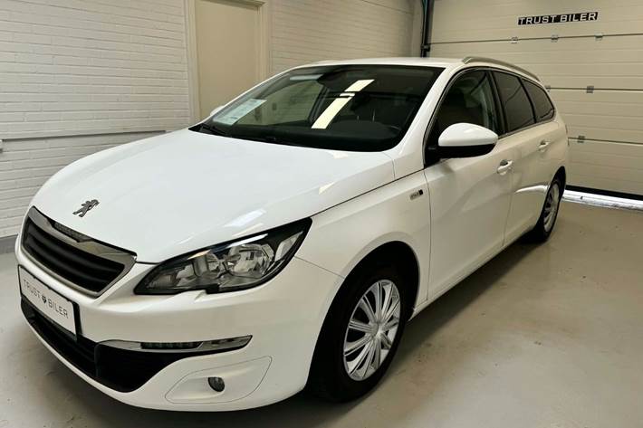 Hvid Peugeot 308 fra 2015 set udefra
