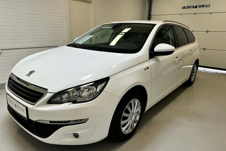 Hvid Peugeot 308 fra 2015 set udefra