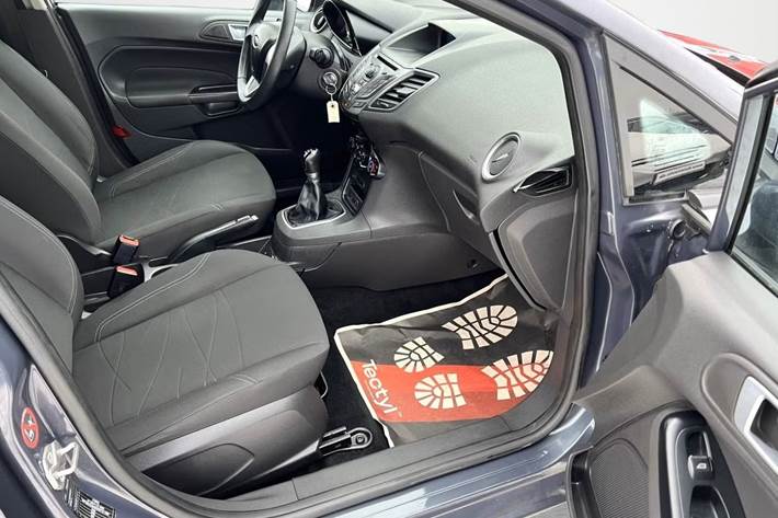 Blå Ford Fiesta fra 2014