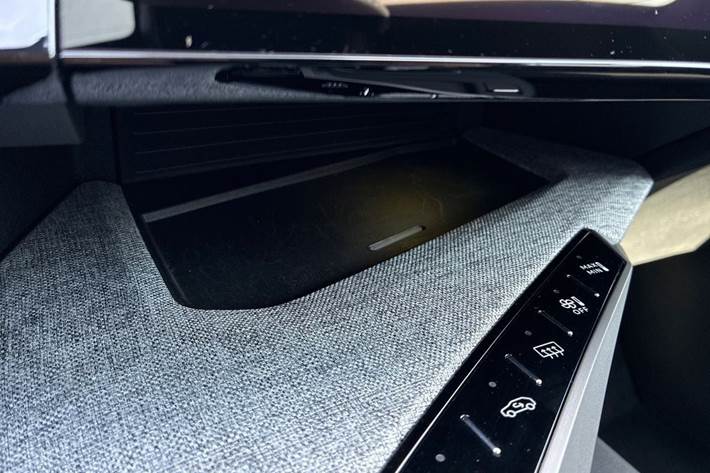 Hvid Peugeot e-5008 fra 2025