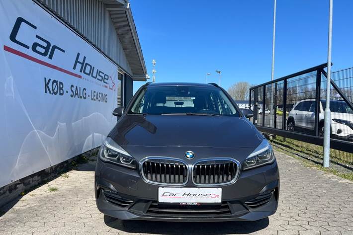 Grå BMW 218i fra 2019