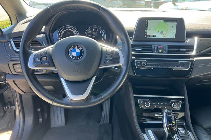 Grå BMW 218i fra 2019
