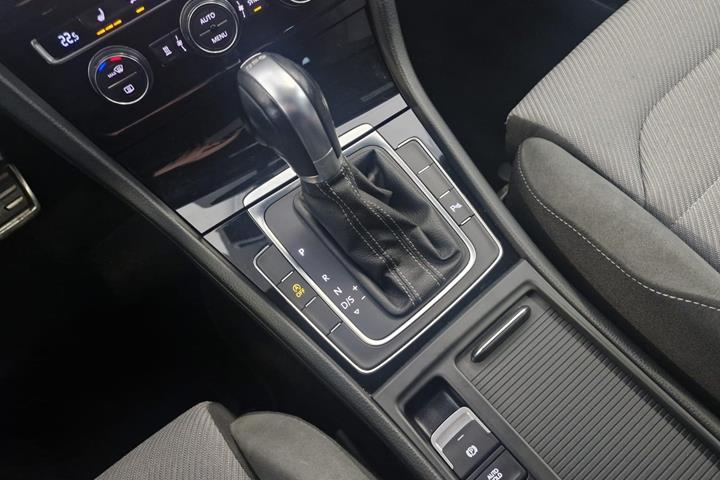 Hvid VW Golf VII fra 2015
