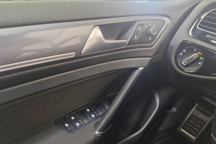 Hvid VW Golf VII fra 2015