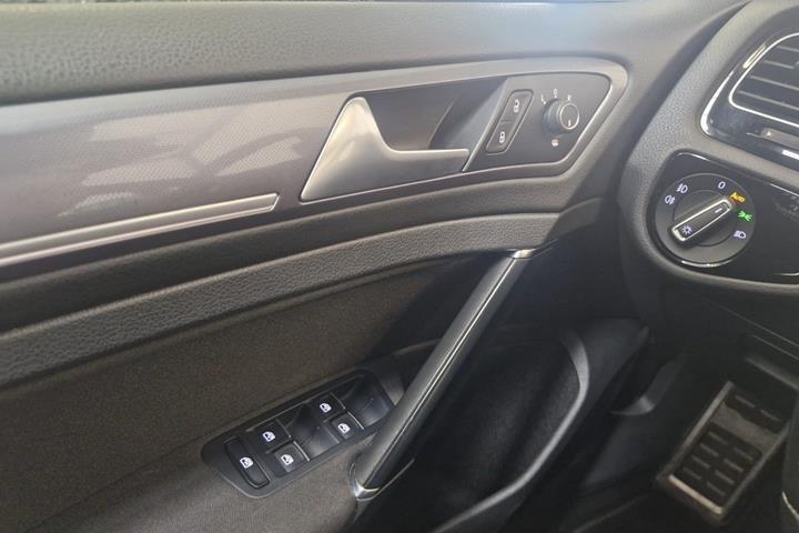 Hvid VW Golf VII fra 2015